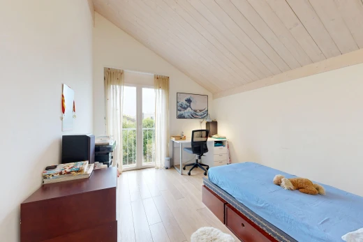 chambre avec plafond voûté, vaulted ceiling, cloison sèche, drywall, et espace bureau