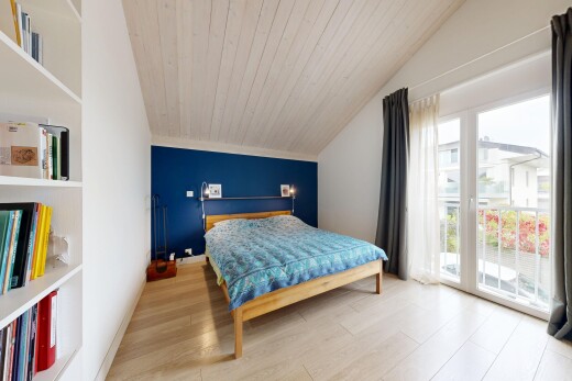 zimmer / schlafzimmer mit vaulted ceiling, dachschräge, drywall, gipskartonwand, und eingebaute regale
