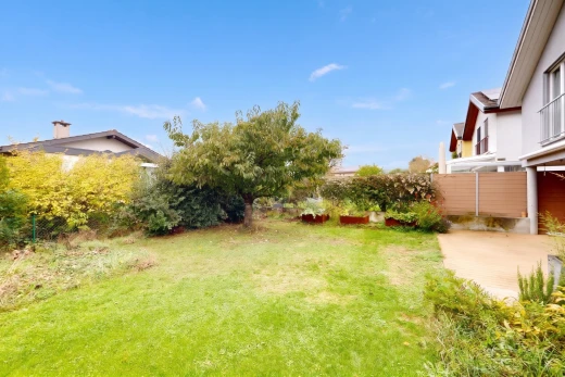 jardin avec pelouse, clôture, day time, et from property