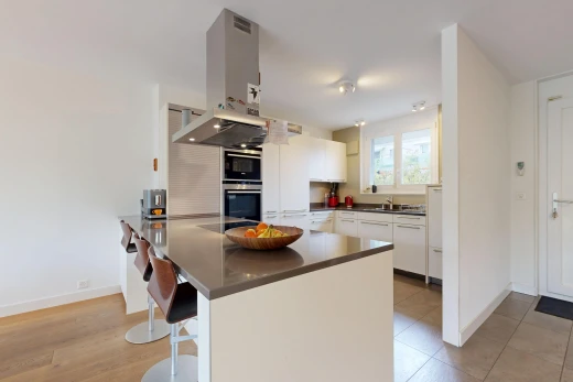cuisine avec plans de travail, dark countertops, hotte, péninsule de cuisine, et kitchen peninsula