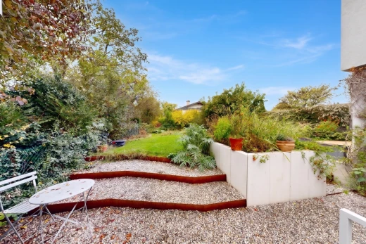 jardin avec from property et day time