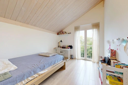 chambre avec vaulted ceiling, plafond voûté, drywall, cloison sèche, et wood ceiling