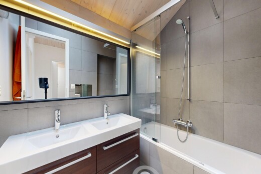 bad mit doppelwaschtisch, kombiniertes bad / dusche, komplettes badezimmer, waschbecken, und inside property