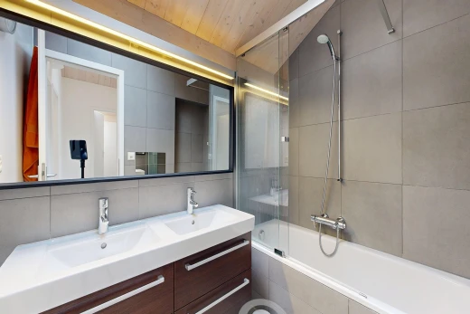 salle de bains avec double vasque, douche-bain combinés, salle de bain complète, évier, et inside property