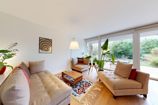 wohnzimmer mit gipskartonwand, drywall, inside property, holzfußboden, und wood finish floor