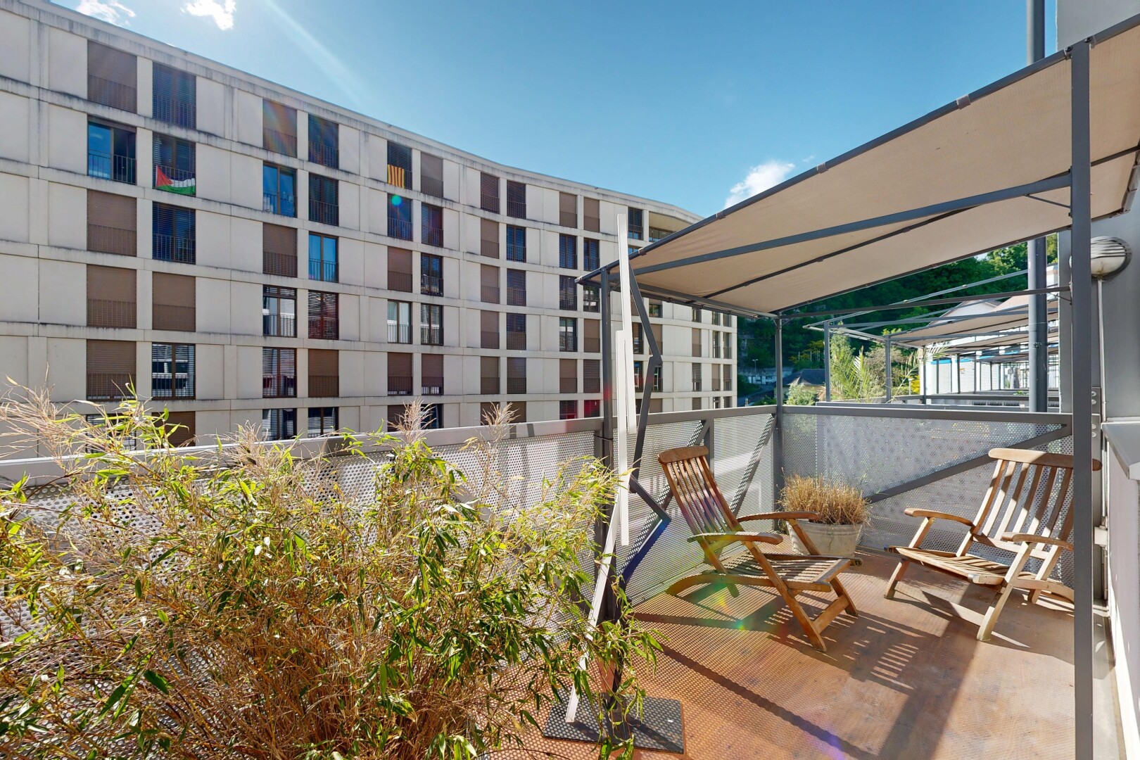 terrasse mit apartment complex view, day time, balkon, und markise