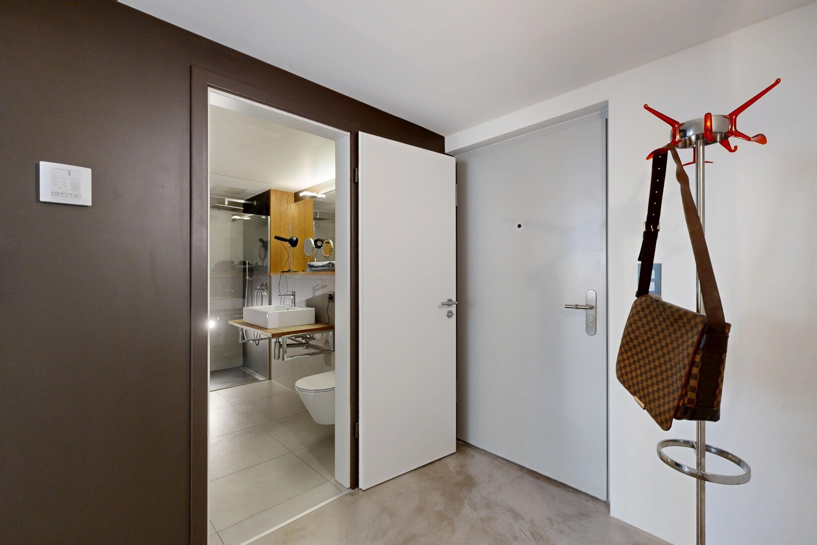 halle / korridor mit light floor, drywall, gipskartonwand, inside property, und concrete floor