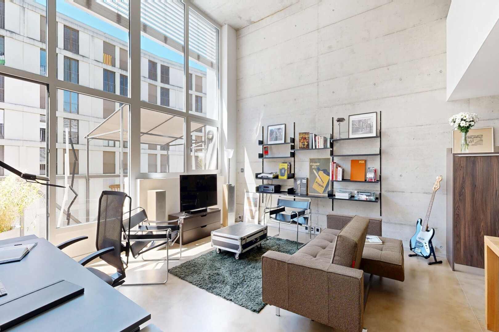 wohnzimmer mit natürliches licht, natural light, hohe decke, high ceiling, und finished concrete floor