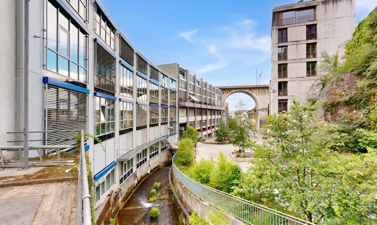 außenansicht mit blick auf wohnanlage, apartment complex view, und day time