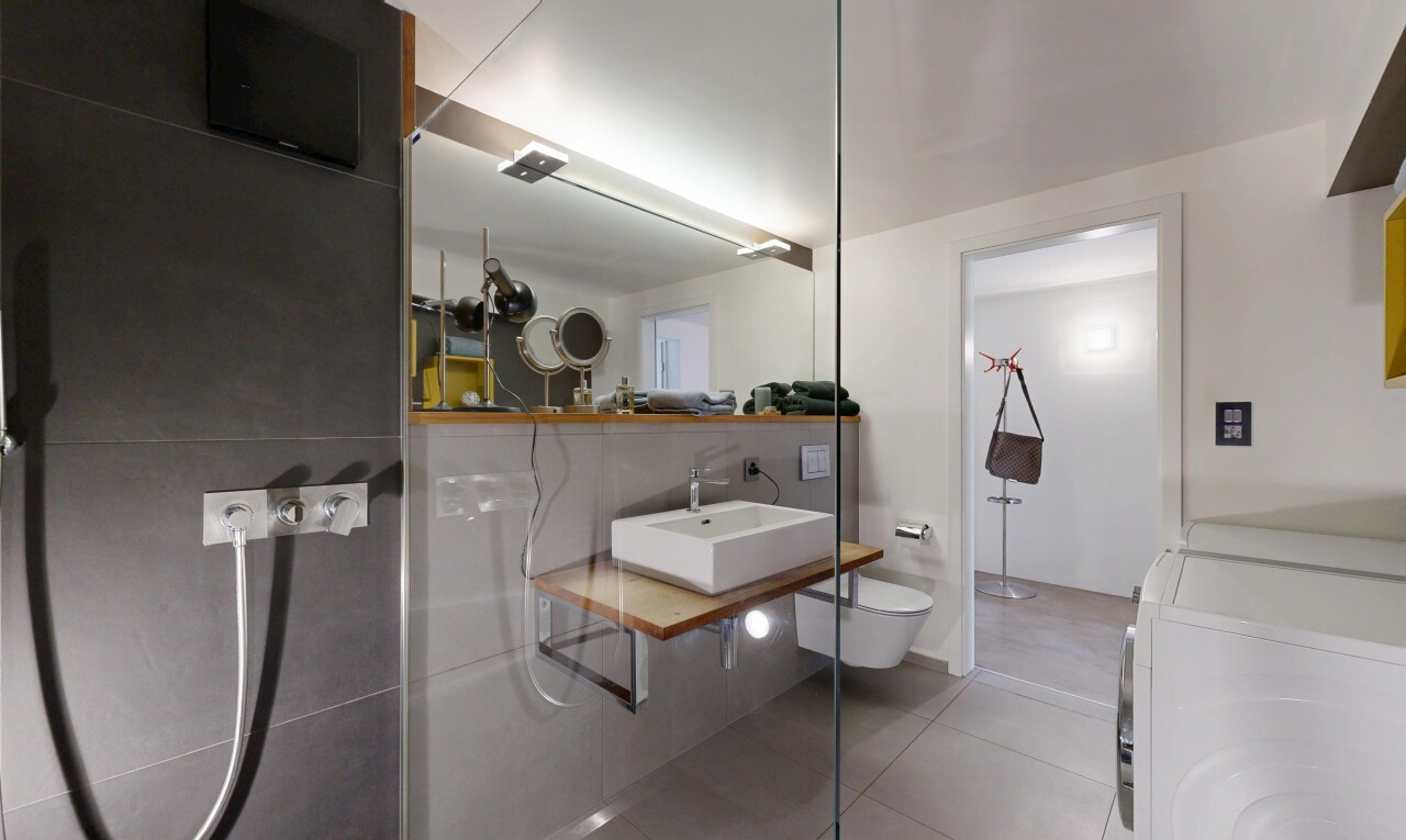 bad mit schminktisch, komplettes badezimmer, waschbecken, tumbler, und gipskartonwand