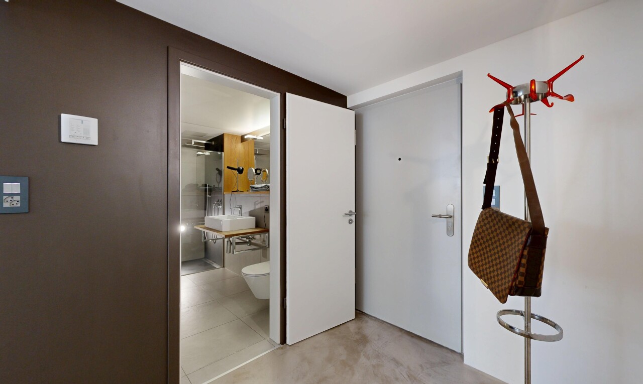 halle / korridor mit light floor, drywall, gipskartonwand, inside property, und concrete floor