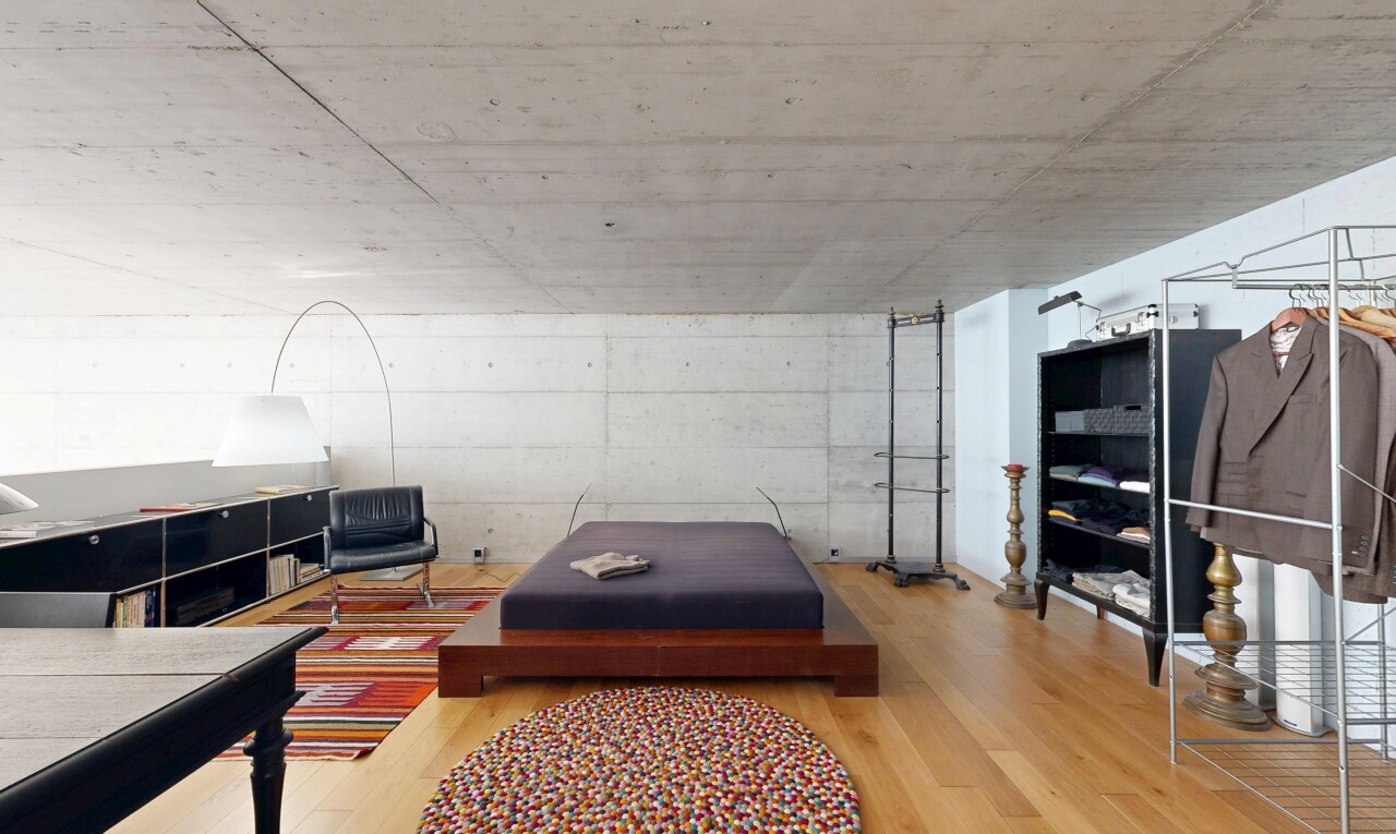wohnzimmer mit betondecke, concrete ceiling, holzfußboden, wood finish floor, und inside property