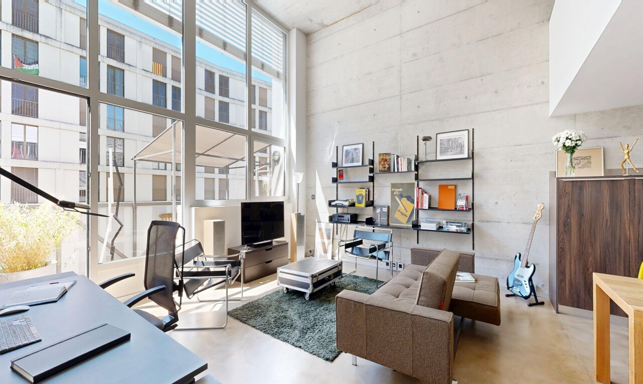 wohnzimmer mit natürliches licht, natural light, hohe decke, high ceiling, und finished concrete floor