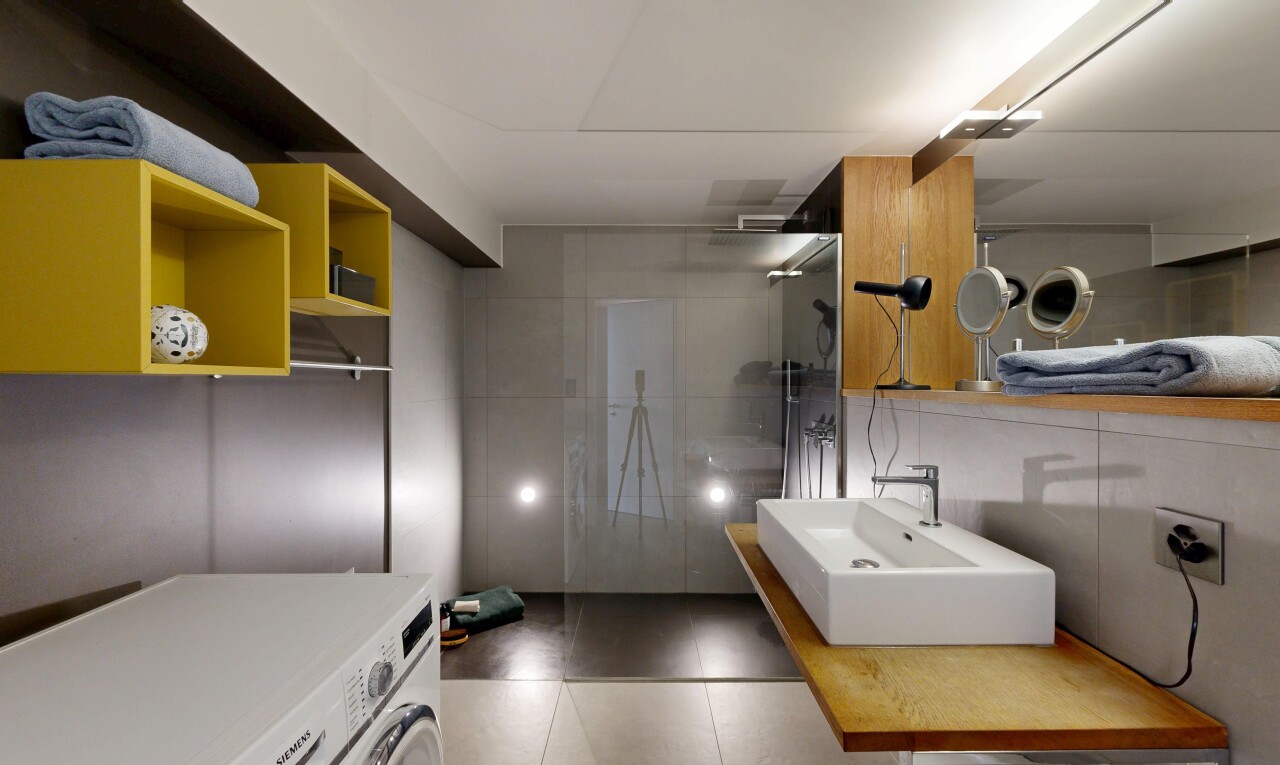 bad mit dusche, komplettes badezimmer, tumbler, inside property, und waschbecken