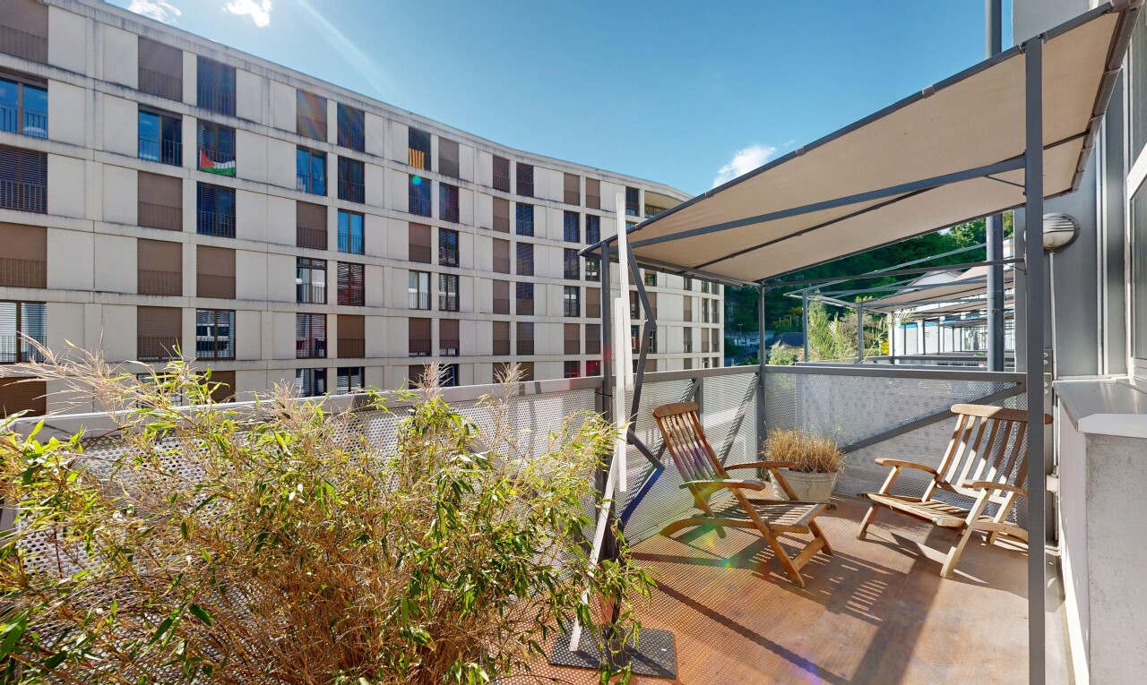 terrasse mit apartment complex view, day time, balkon, und markise