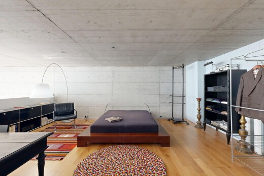 wohnzimmer mit betondecke, concrete ceiling, holzfußboden, wood finish floor, und inside property