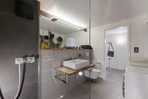 bad mit schminktisch, komplettes badezimmer, waschbecken, tumbler, und gipskartonwand
