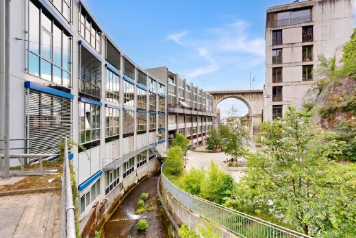 außenansicht mit blick auf wohnanlage, apartment complex view, und day time