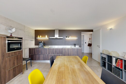 esszimmer mit light floor, inside property, gipskartonwand, drywall, und betonboden