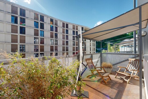 terrasse mit apartment complex view, day time, balkon, und markise