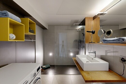 bad mit dusche, komplettes badezimmer, tumbler, inside property, und waschbecken