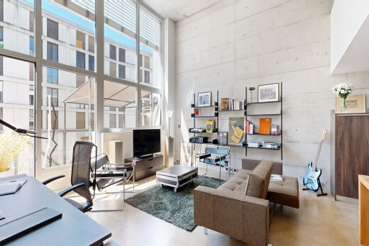 wohnzimmer mit natürliches licht, natural light, hohe decke, high ceiling, und finished concrete floor