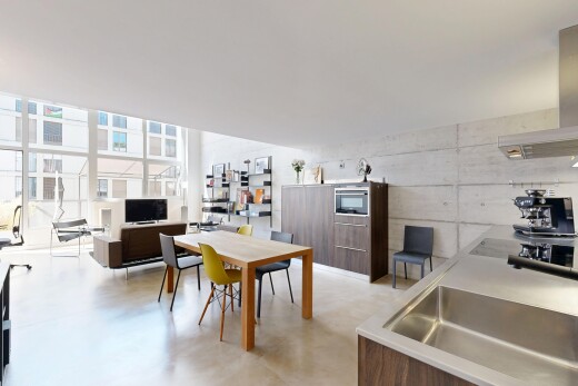 wohn- / esszimmer mit finished concrete floor, betonboden, concrete floor, light floor, und inside community