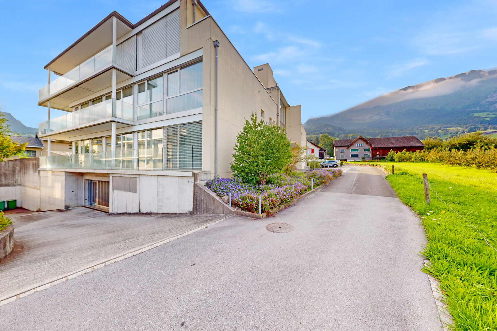 außenansicht mit property visible, blick auf die berge, mountain view, und day time