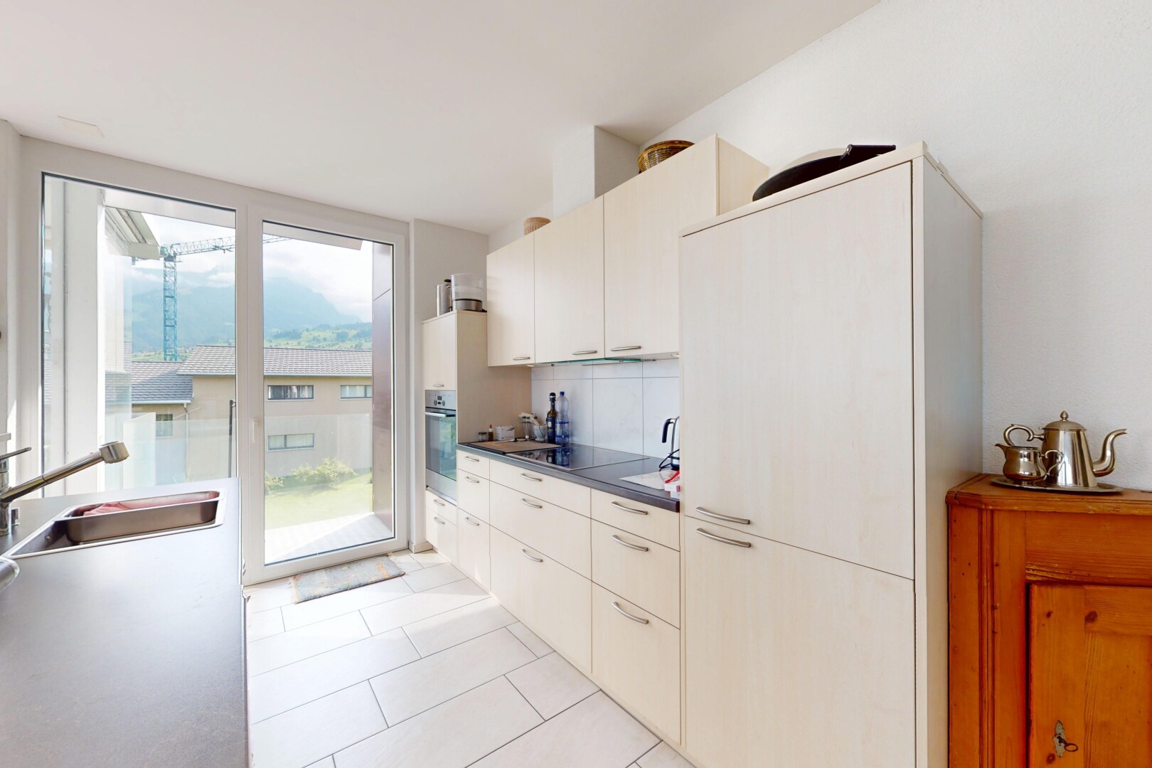 küche mit natural light, natürliches licht, inside property, tile floor, und fliesenboden