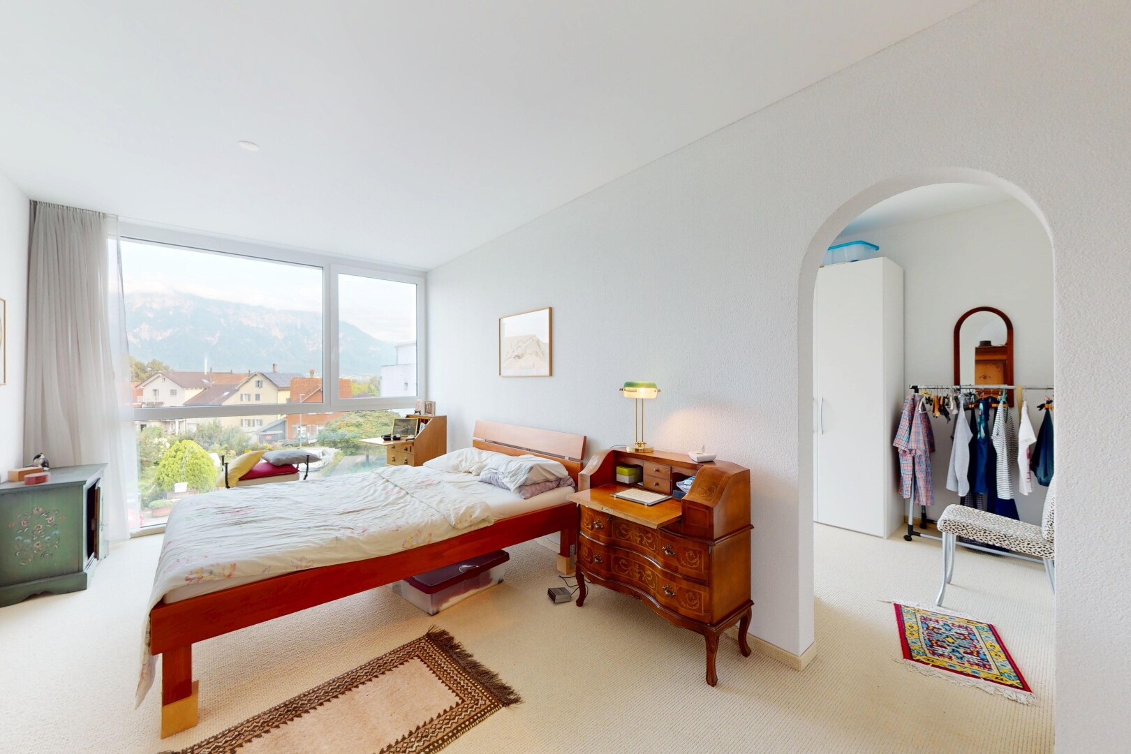 zimmer / schlafzimmer mit carpet, teppich, inside property, natural light, und natürliches licht