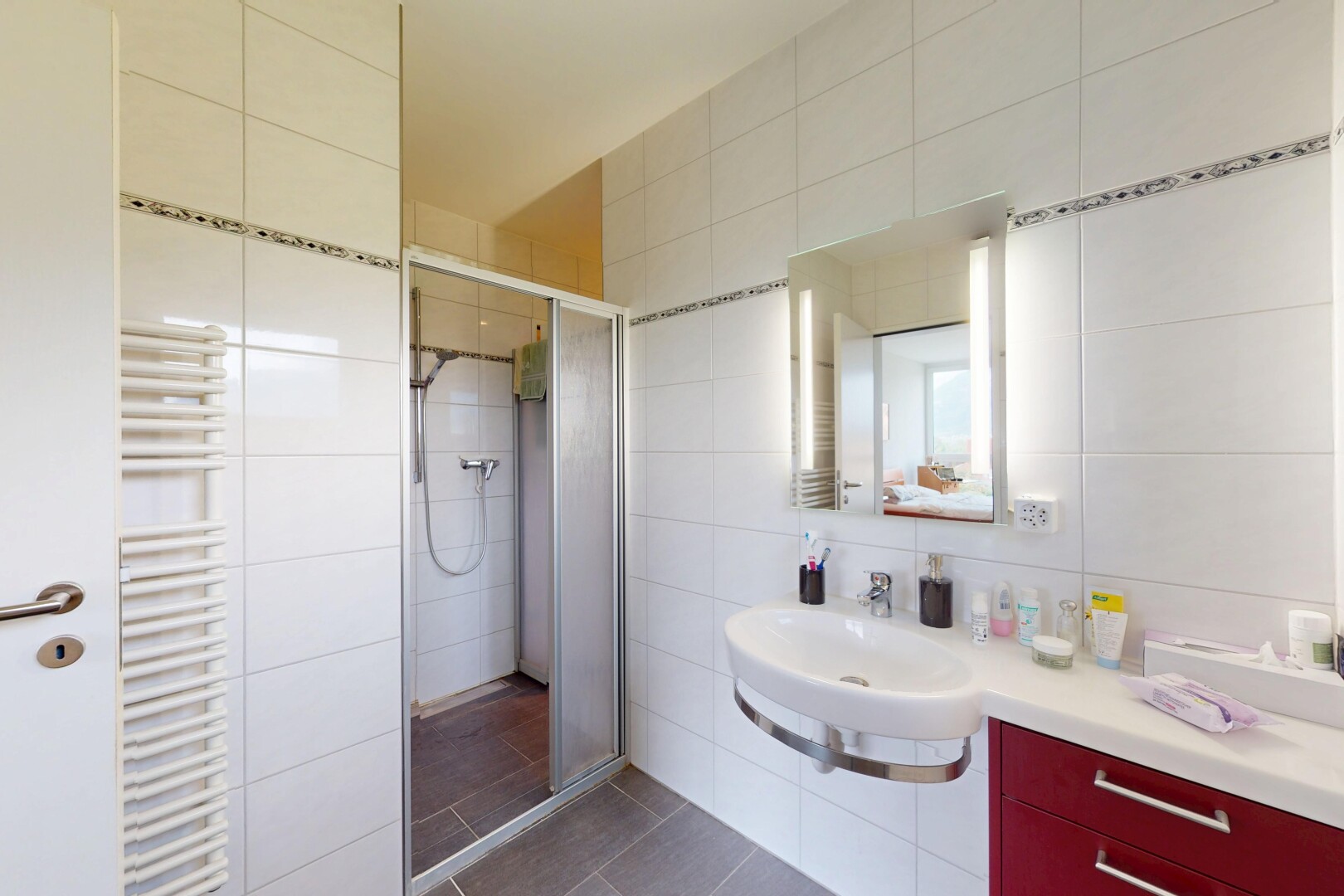 bad mit tile wall, fliesenwand, spiegel, dusche, und komplettes badezimmer