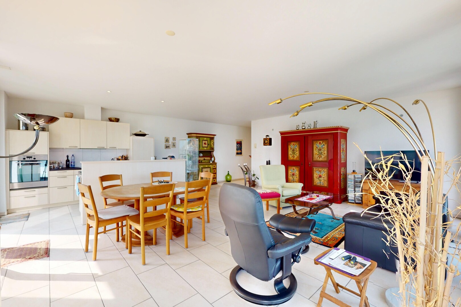 wohn- / esszimmer mit inside property, gipskartonwand, drywall, fliesenboden, und tile floor