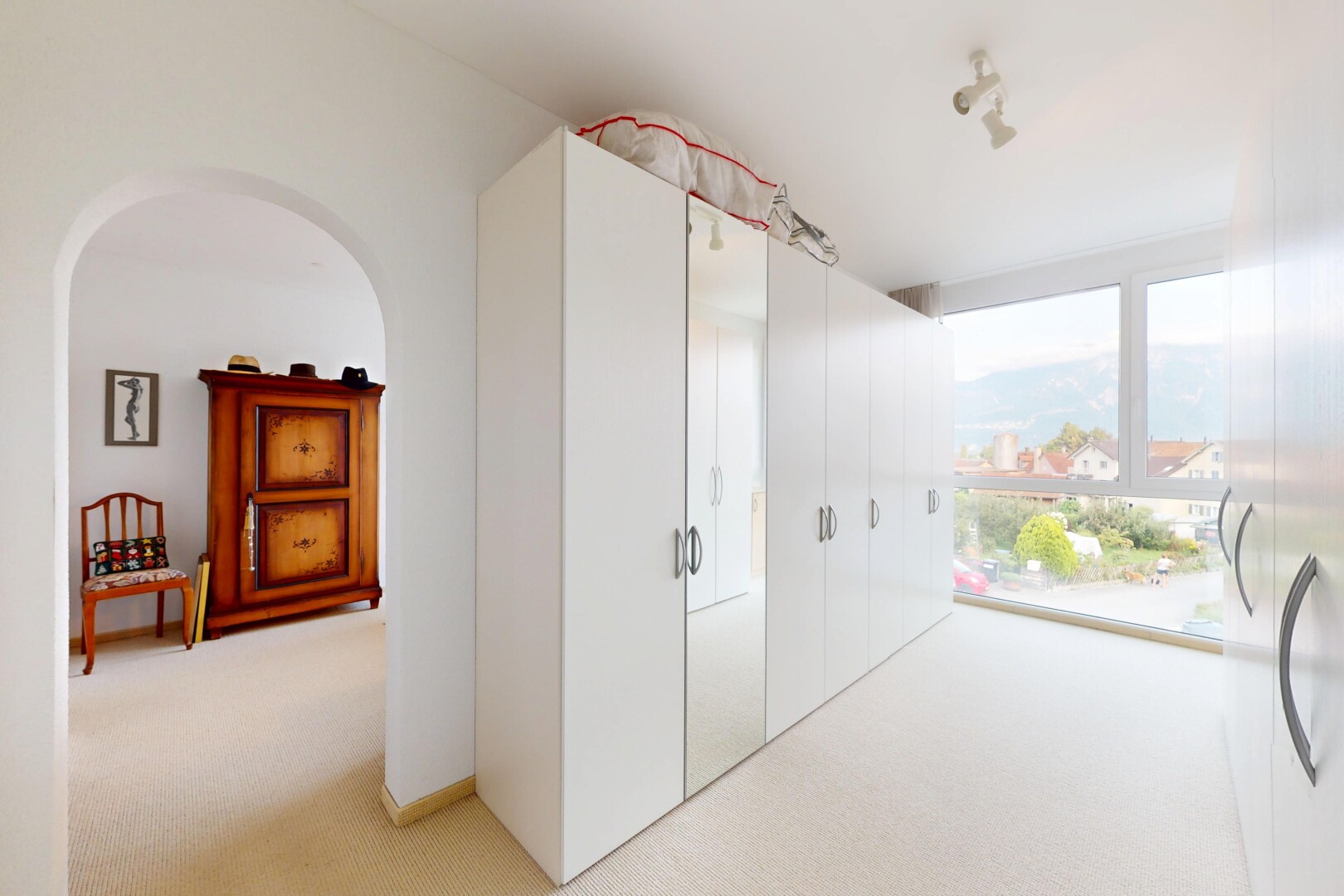 innenraum mit teppich, carpet, natürliches licht, natural light, und inside property