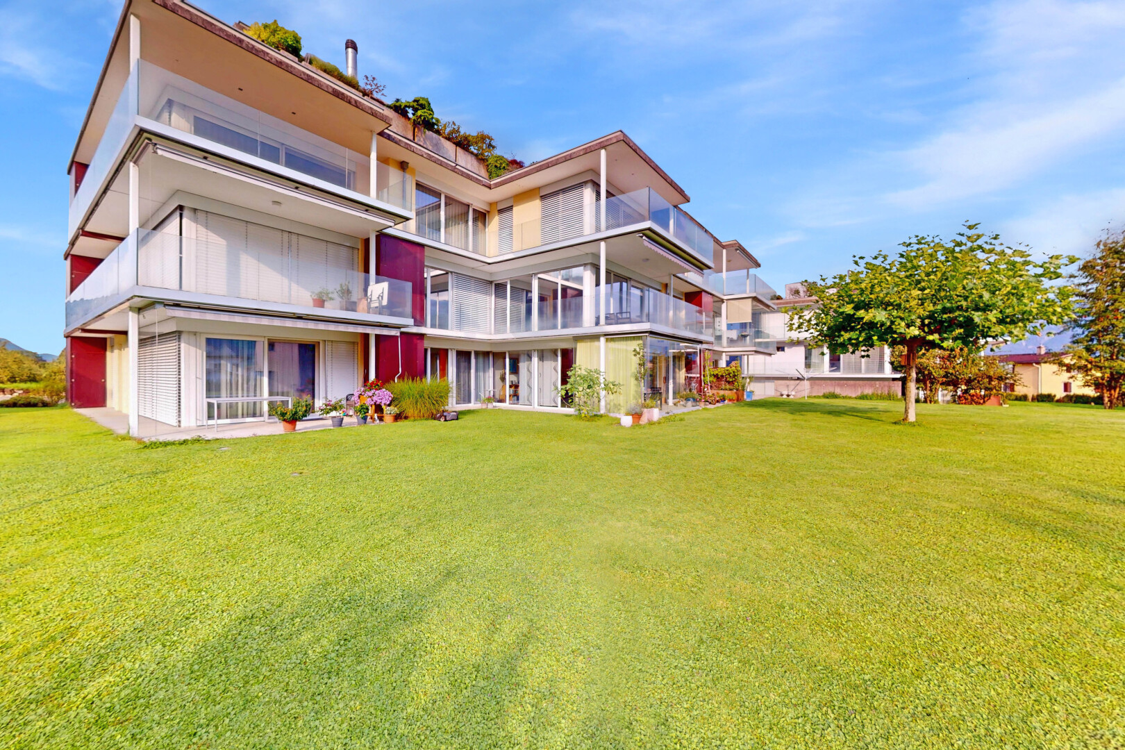 außenansicht mit balkon, rasen, day time, und property visible