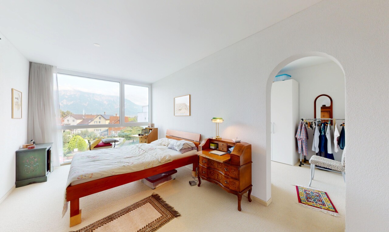 zimmer / schlafzimmer mit carpet, teppich, inside property, natural light, und natürliches licht