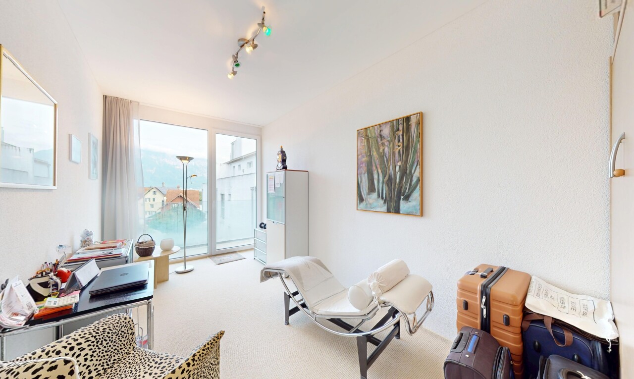 wohnzimmer mit natural light, natürliches licht, carpet, teppich, und inside property