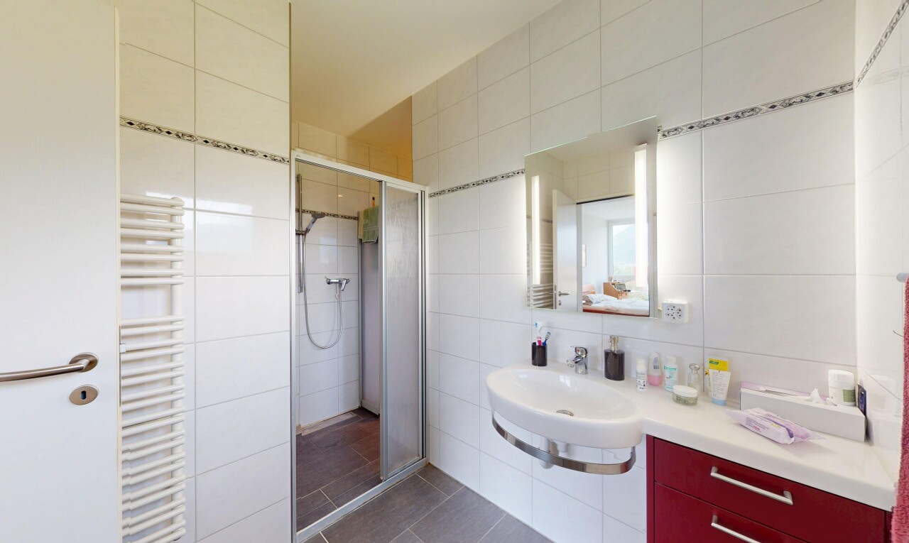 bad mit tile wall, fliesenwand, spiegel, dusche, und komplettes badezimmer