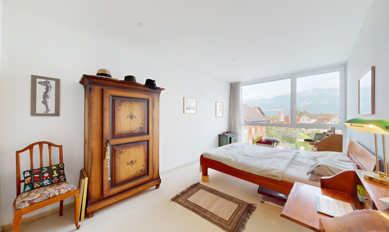 zimmer / schlafzimmer mit gipskartonwand, drywall, natürliches licht, natural light, und teppich