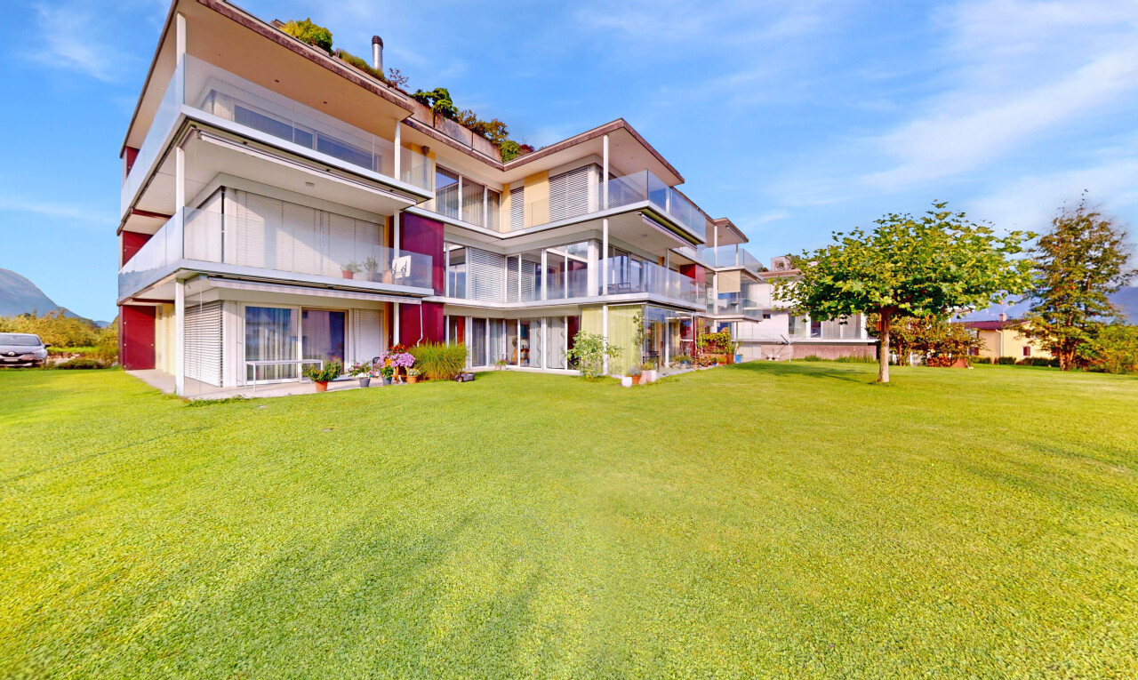 außenansicht mit balkon, rasen, day time, und property visible
