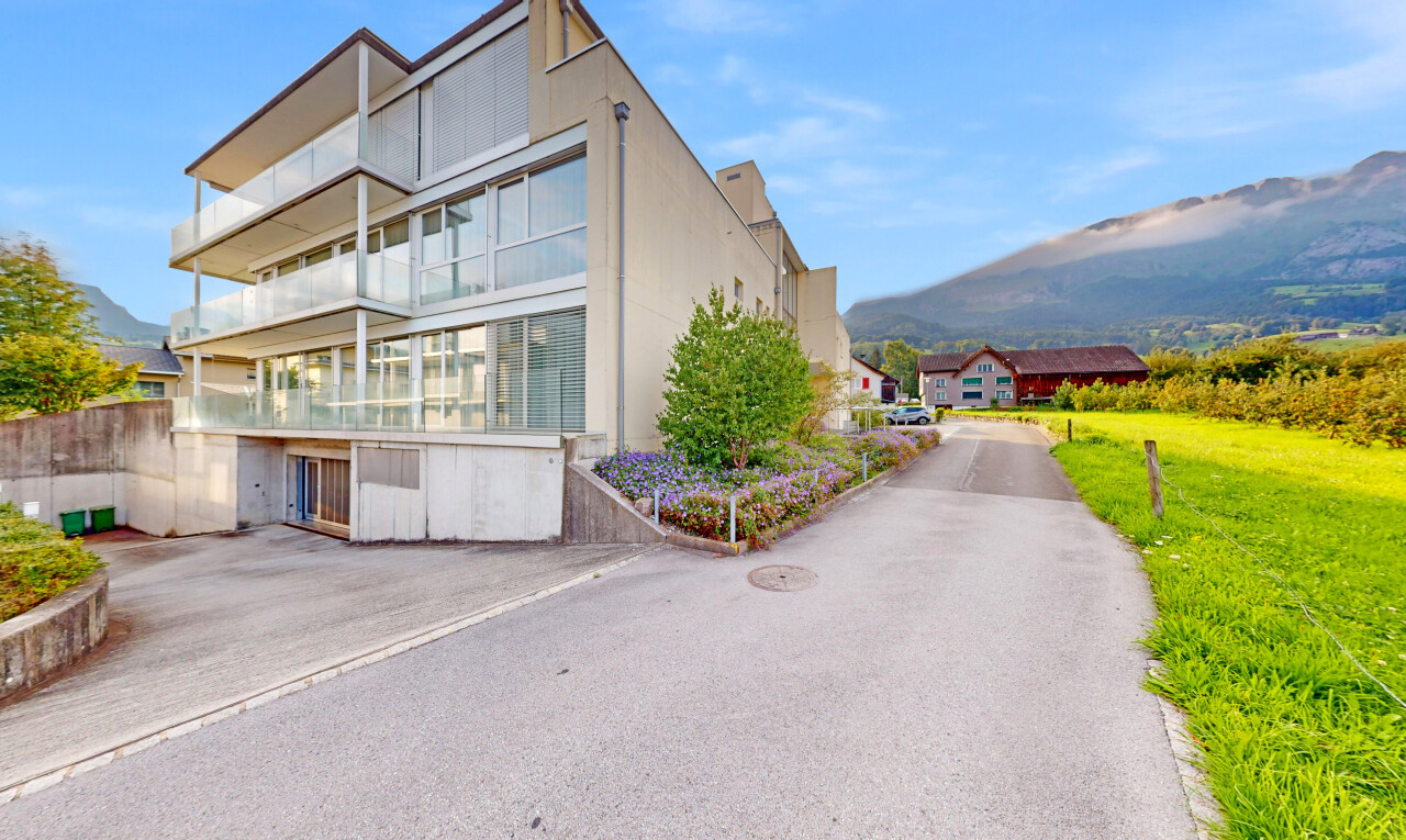 außenansicht mit property visible, blick auf die berge, mountain view, und day time