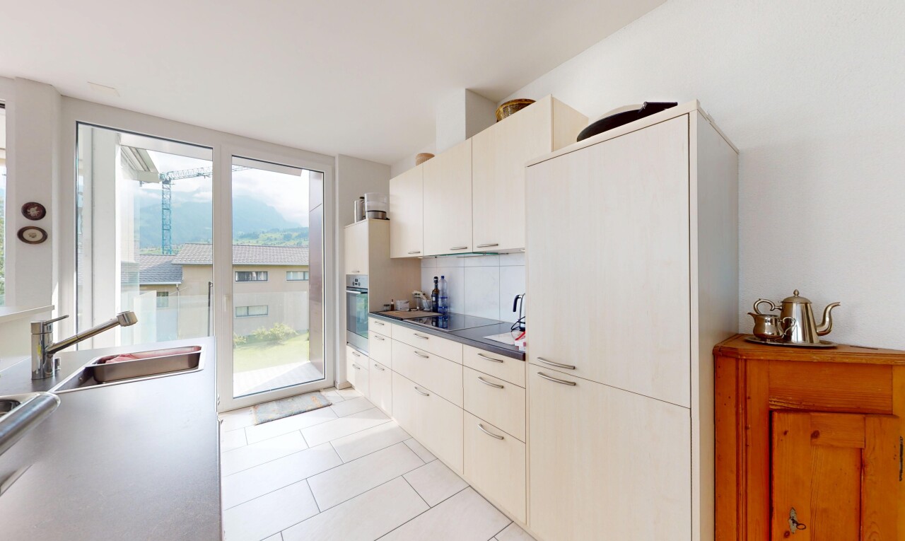 küche mit natural light, natürliches licht, inside property, tile floor, und fliesenboden