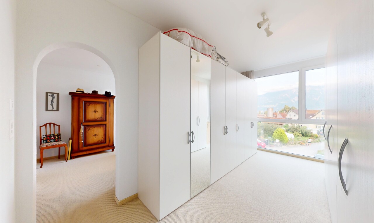 innenraum mit teppich, carpet, natürliches licht, natural light, und inside property