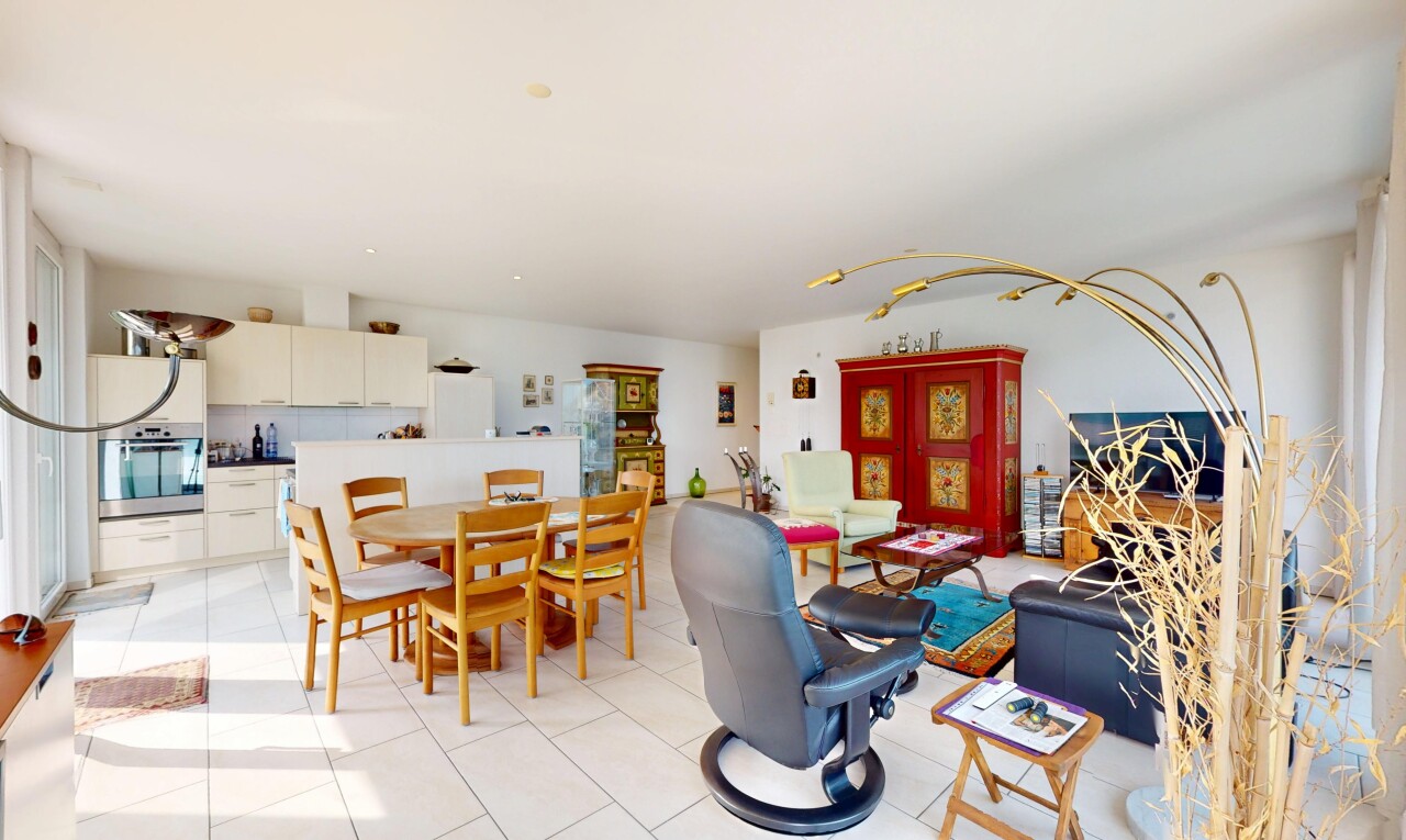 wohn- / esszimmer mit inside property, gipskartonwand, drywall, fliesenboden, und tile floor