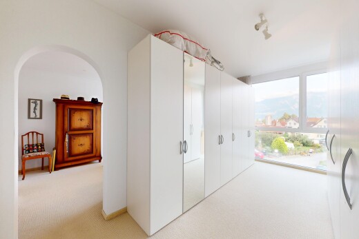 innenraum mit teppich, carpet, natürliches licht, natural light, und inside property