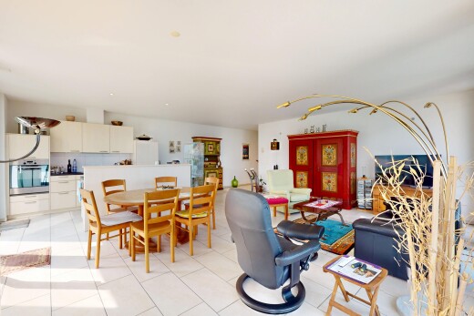 wohn- / esszimmer mit inside property, gipskartonwand, drywall, fliesenboden, und tile floor