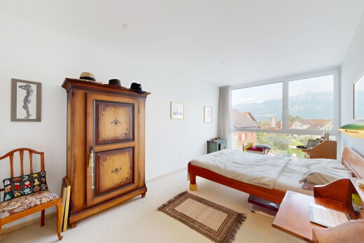 zimmer / schlafzimmer mit gipskartonwand, drywall, natürliches licht, natural light, und teppich