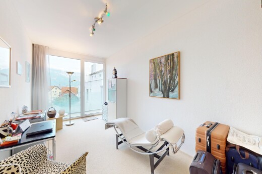 wohnzimmer mit natural light, natürliches licht, carpet, teppich, und inside property