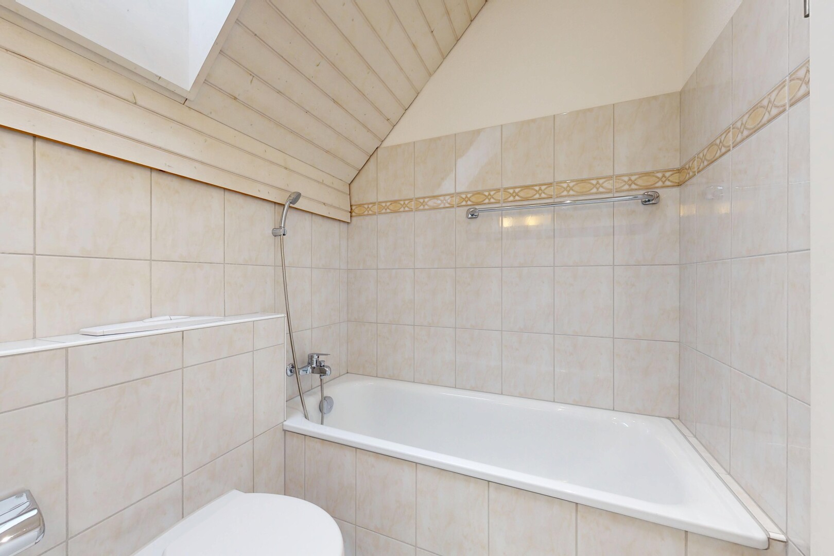 bad mit komplettes badezimmer, tile wall, fliesenwand, kombiniertes bad / dusche, und inside property
