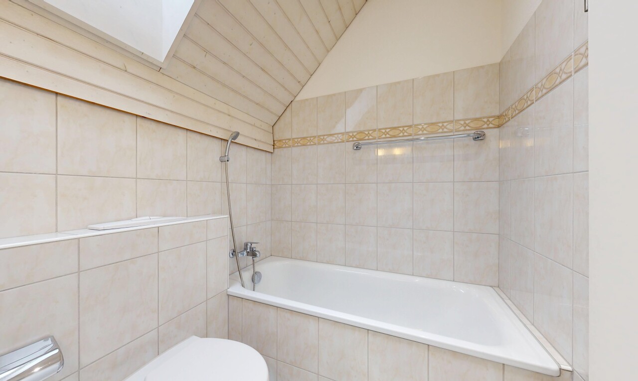 bad mit komplettes badezimmer, tile wall, fliesenwand, kombiniertes bad / dusche, und inside property