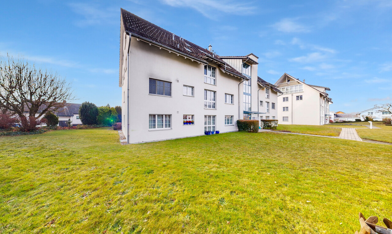 außenansicht mit rasen, day time, apartment complex view, und from community